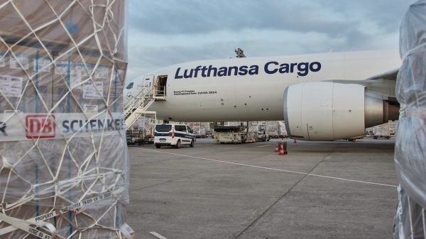 Beladung und Abflug LH8404 nach PVR Boeing 777 LH Cargo Kennung ALFG New Livery in FRA, DB Schenker Fracht